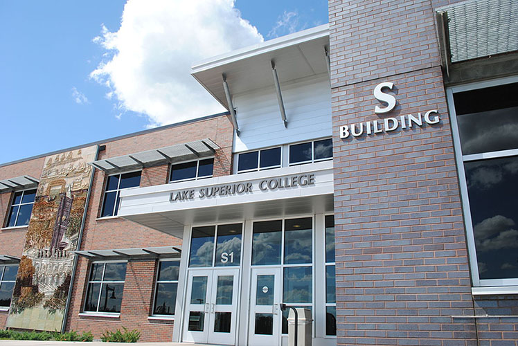 S Building on Lake Superior College Campus